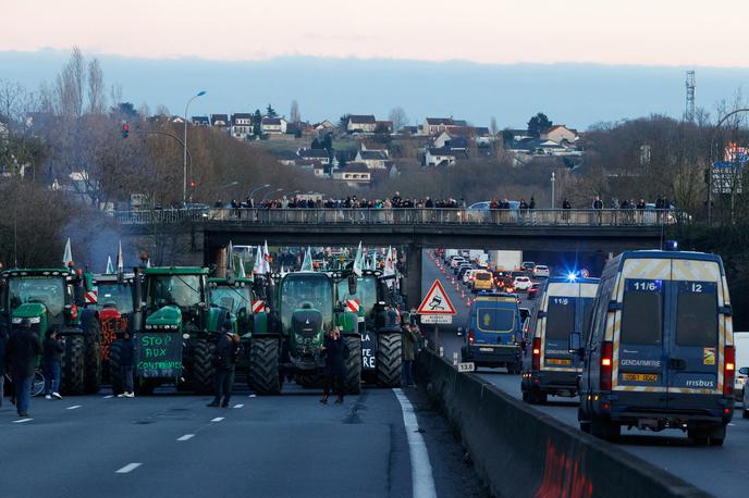 Protest kmetje Francija | Francoski kmetje so nezadovoljni zaradi delovnih pogojev, med drugim zahtevajo višje cene za pridelke, zmanjšanje birokracije in zaščito pred tujo konkurenco. | Foto Guliverimage