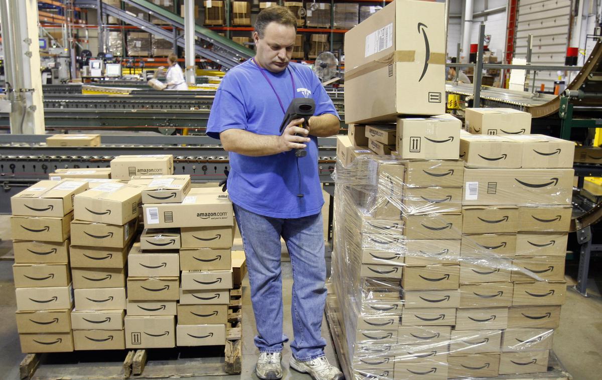 Amazon, skladišče | Amazon ni objavil natančnih številk o rasti prodaje in rasti števila novih naročnikov na svojo storitev prime, ki članom za določen znesek prinaša ugodnosti, kot je zastonj dostava in druge. | Foto Reuters
