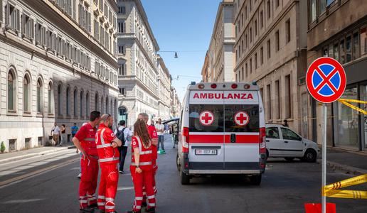 V Italiji razburja preiskava: policija preiskala 23 zdravnikov, ki delajo z migranti