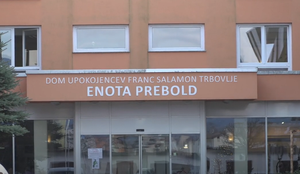Za obtoženega poskusa umora sostanovalca v domu upokojencev v Preboldu tožilka zahteva 13 let zapora