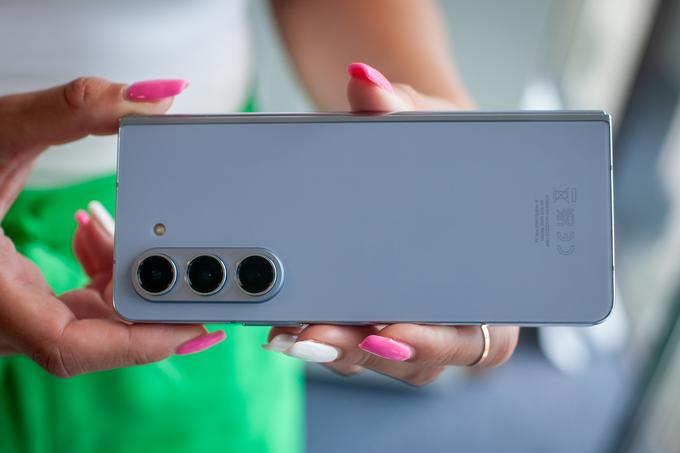 Kamere na pregibnem telefonu Samsung Galaxy Z Fold5 so enake kot pri lanskem predhodniku, a so pri novincu izboljšani algoritmi za zajem in obdelavo fotografij in videa. | Foto: Gaja Hanuna