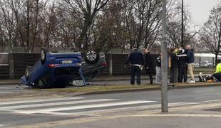 Znano je, zakaj je bežal voznik, ki je povzročil nesrečo na Šmartinski cesti  #foto