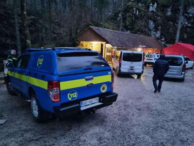 Potapljači bodo odločili, ali ujeto skupino v Križni jami lahko rešijo #video #vŽivo