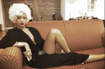 Rihanna kot striptizeta ali Marilyn Monroe?