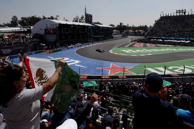 Mehičani so nori na Pereza, čeprav jih je letos že večkrat razočaral. Tudi v nedeljo na domači dirki. | Foto: Reuters