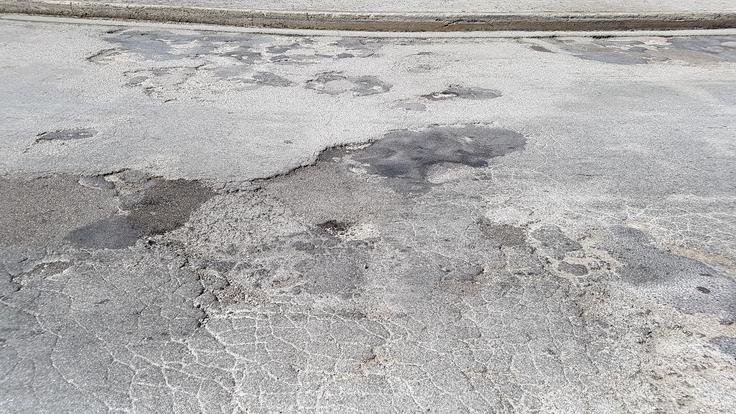 Asfalt čez most je bil že neštetokrat zakrpan in razkriva sledi slabega vzdrževanja. | Foto: Gregor Pavšič