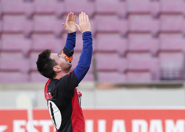 Messi se je poklonil Maradoni. | Foto: Reuters