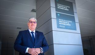 Poklukar popustil, prvega policista bodo iskali znova