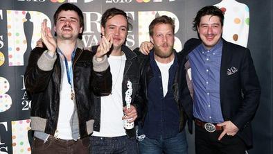 Basist skupine Mumford & Sons na nujni operaciji