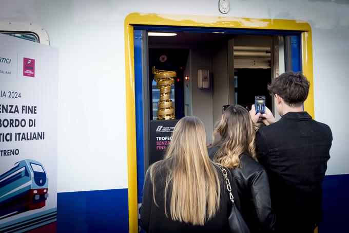 Vlak je bil tik pred odhodom iz Bassane del Grappa odprt za javnost, mnogi so izkoristili priložnost za fotografijo s pokalom za zmagovalca Gira.  | Foto: Ana Kovač
