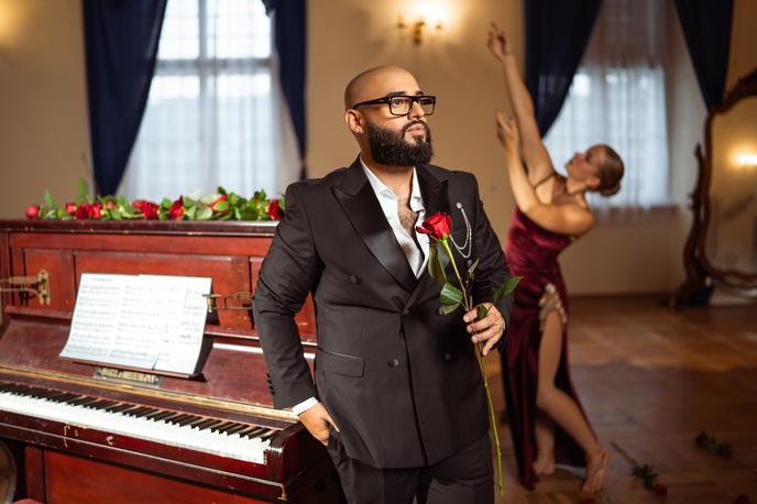 Tilen Lotrič | "Res je, snemal sem jo trikrat. Z leti človek dozoreva in to se zazna v izvedbi, interpretaciji in na koncu v samem glasu. Težko je prepevati o zgodbah, ki jih nisi doživel. No, zadnja verzija je bila po mojem mnenju najboljša in najbolj iskrena," nam o pesmi, s katero je letos in skupno že drugič zmagal na Ohridskem festivalu, pove Tilen Lotrič. | Foto arhiv izvajalca