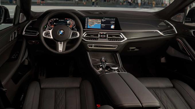 V potniški kabini kraljujeta dva 12,3-palčna zaslona. | Foto: BMW