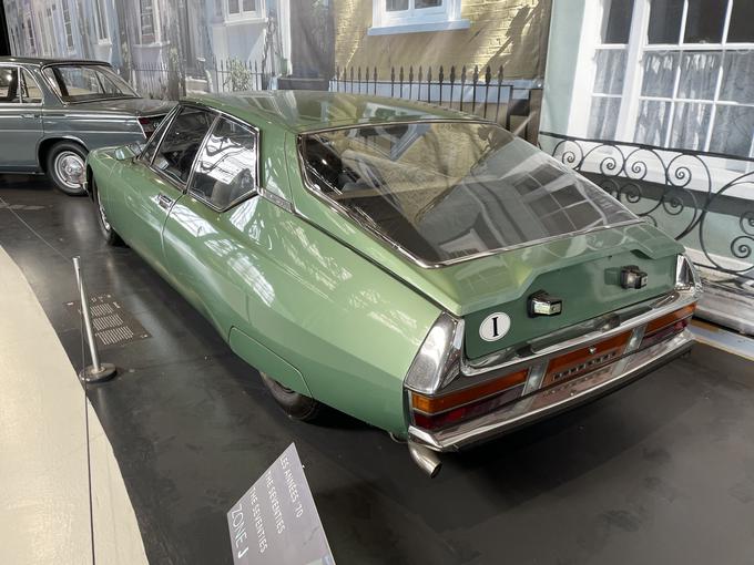 To je eden najbolj luksuznih in tudi kompleksnih Citroenovih avtomobilov. Oblikoval ga je Rober Opron, vanj pa so vgradili Maseratijev (takrat so ga prevzeli) 2,7-litrski motor. Za ameriški trg so pripravili tudi različico s trilitrskim motorjem in tristopenjskim menjalnikom. Na osnovi tega citroena so izdelali tudi več vozil za francoski državni vrh.  | Foto: Gregor Pavšič