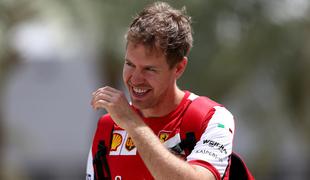 Ferrarijev Vettel iz prve štartne vrste izrinil Mercedesovega Rosberga