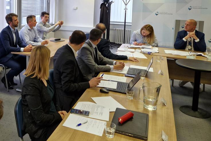 Na posnetku matematik Andrej Bauer (levo) pojasnjuje napako, povsem desno je predsednik DVK vrhovni sodnik Peter Golob | Foto: Peter Jančič