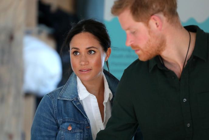 Meghan vložila tožbo proti tabloidu, Harry napadel rumeni tisk