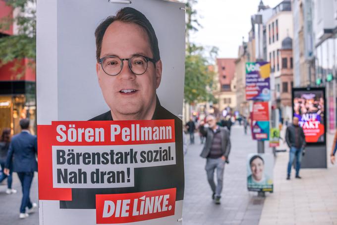 Sören Pellmann iz Leipziga je z zmago v svojem volilnem okraju preprečil, da bi imela Levica v novem sklicu bundestaga samo dva poslanca. Poleg Pellmanna sta neposredna mandata Levici priborila Gregor Gysi in Gesine Lötzsch. Oba sta kandidirala v Berlinu. | Foto: Guliverimage/Vladimir Fedorenko