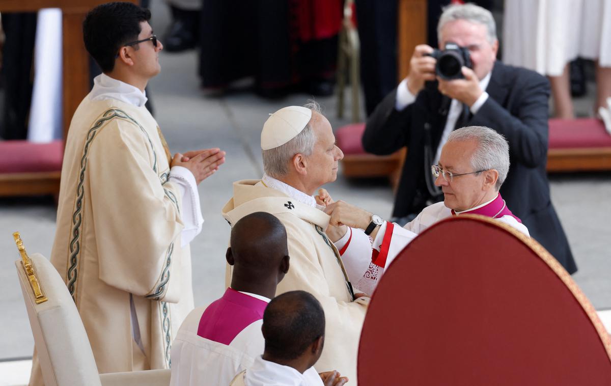 Papež Leon XIV. | Papež Leon XIV. je prejel papeške insignije.  | Foto Reuters