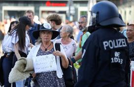 Protesti v Berlinu proti ukrepom zaradi koronavirusa