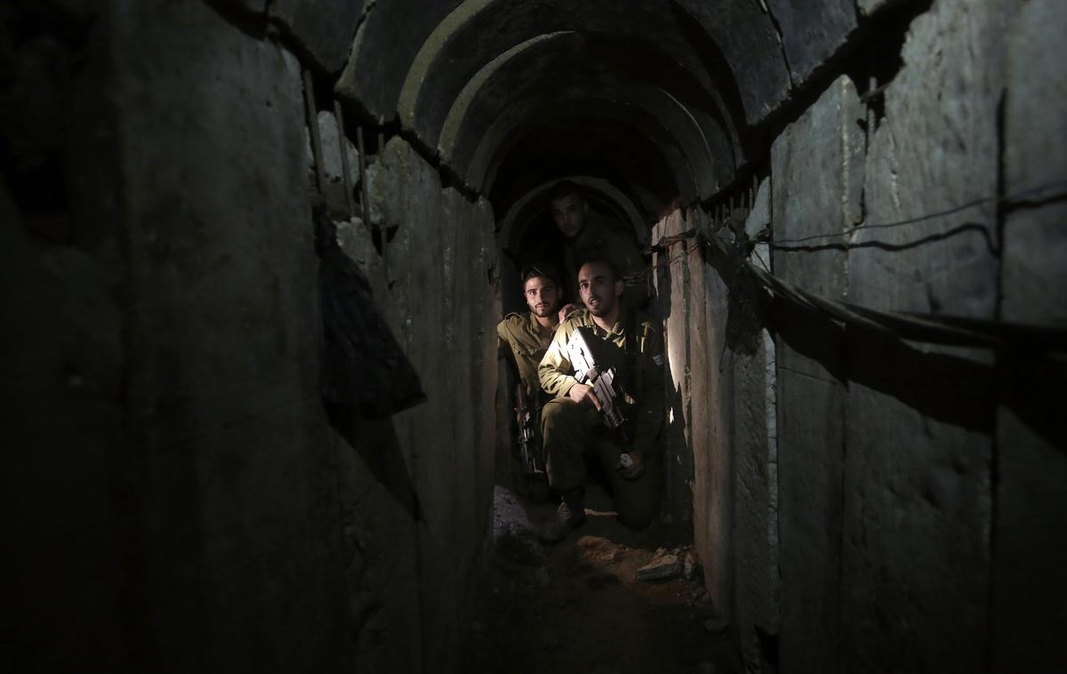 Izraelska vojaka v Hamasovem predoru | Hamas je pod Gazo zgradil omrežje med seboj povezanih predorov. Na fotografiji iz leta 2013 vidimo izraelske vojake, ki so v enem od Hamasovih predorov, ki so ga odkrili blizu meje med Izraelom in Gazo. | Foto Guliverimage
