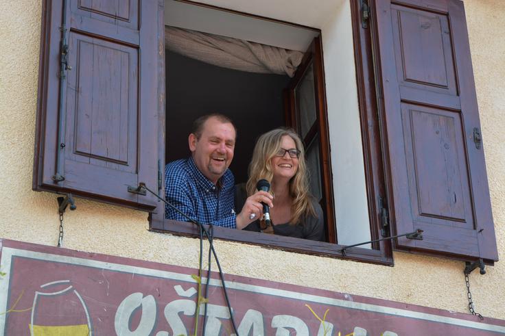Franko Korošec, ki v seriji upodablja gostilničarja Marka, in njegova nekdanja filmska žena Zorica (Alenka Kozolc) sta se z igralci družila v vasi Štorije oziroma Biljana.  | Foto: Tinca in Urban Kolman