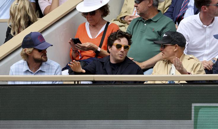 Jean Imbert s hollywoodskima zvezdnikoma Owenom Wilsonom in Woodyjem Harrelsonom na teniškem turnirju Roland Garros leta 2022 | Foto: Profimedia