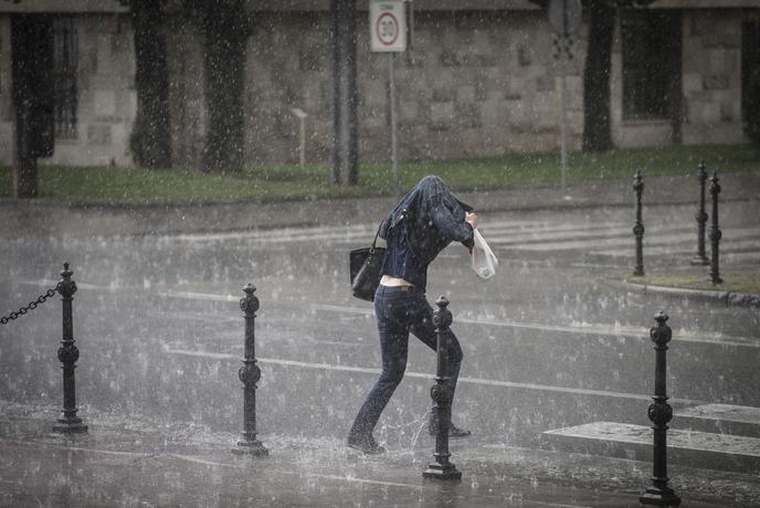 Močne padavine po državi, kaos na cestah