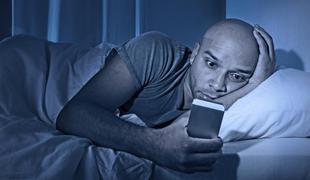 Ali sta res le še želji po spanju in seksu močnejši od želje po uporabi mobilnega telefona?