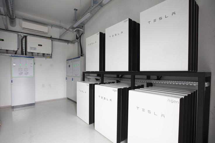 Hranilnik Tesla Powerwall je mogoče namestiti na tla ali steno, tako v notranjih prostorih kot na prostem. | Foto: Bojan Puhek