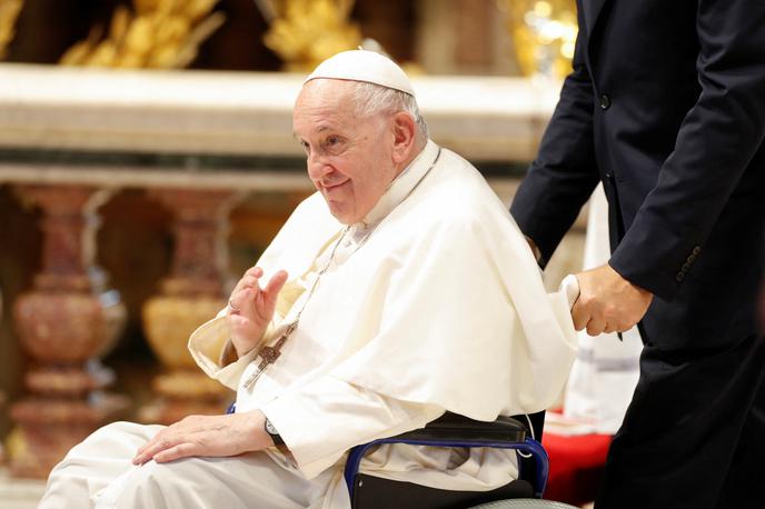 Papež Frančišek | V mesto v Abrucih je sicer Frančišek pripotoval ob prazniku odpuščanja, več sto let stare tradicije, ki v ta del Italije privabi na tisoče romarjev. | Foto Reuters