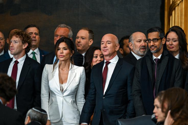 V prvih vrstah na inavguraciji sta bila takoj za Donaldom Trumpom med drugimi tudi tehnomilijarderja Jeff Bezos in Mark Zuckerberg. | Foto: Guliverimage