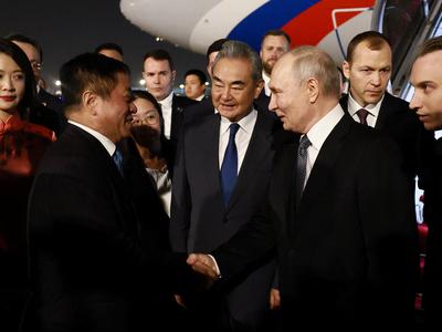 Putin prispel na Kitajsko: sprejeli so ga podobno kot Trumpa
