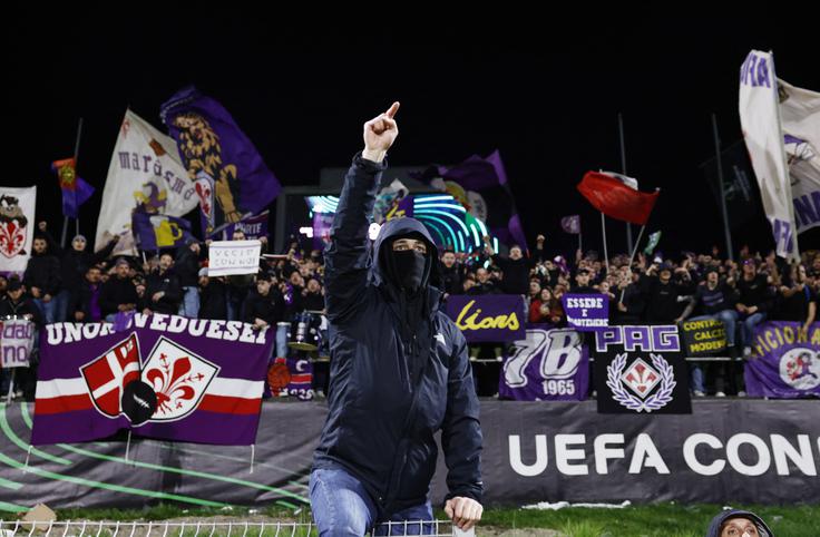 Navijači Fiorentine so v Celju pozdravili evropsko zmago ljubljencev, a niso mogli biti najbolj navdušeni nad izvedbo (2:1). | Foto: Reuters