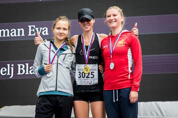 Madžarka Fruzsina Bakonyi (na desni strani fotografije) je že od leta 2016 redna udeleženka ljubljanskega maratona in zmagovalnega odra. Lani je bila na polmaratonski razdalji s časom 1;22:38 najhitrejša, letos pa je zasedla drugo mesto. Naslov državne prvakinje je osvojila Neja Kršinar, tretje mesto pa je pripadlo Evi Zorman. | Foto: Žiga Zupan/Sportida