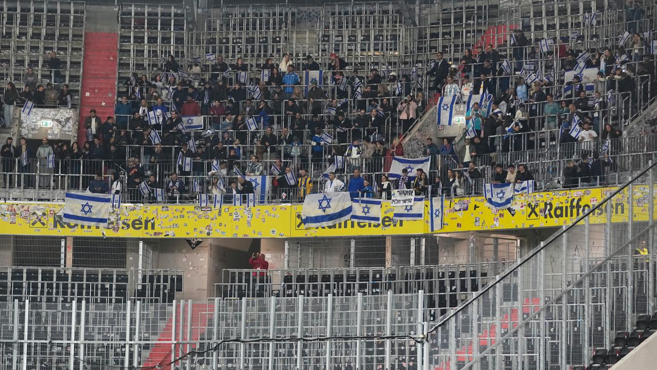 Kontroverzna izključitev Izraelca. Zadel, izruval palico in oponašal streljanje.