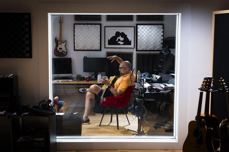 "Ni bilo nekega trenutka, ko bi se za to odločil. Vso moje življenje je vodilo k temu in naenkrat sem bil profesionalni glasbenik," razloži Rukavina. | Foto: Bojan Puhek