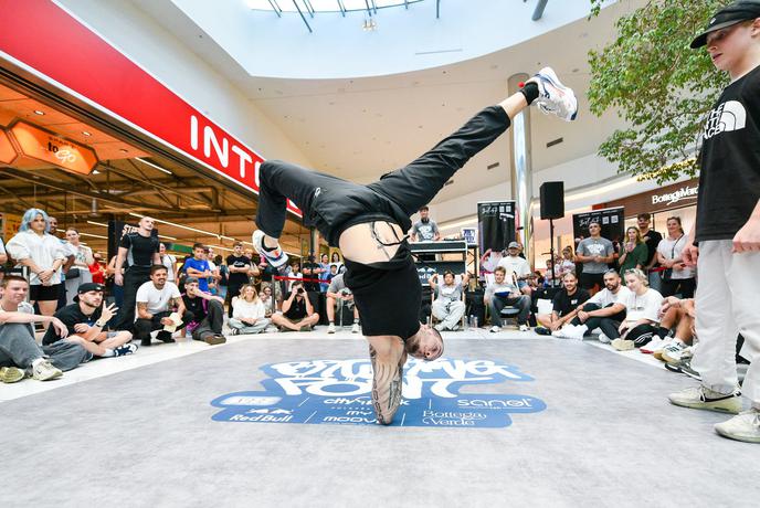 Salte, stoje in neverjetni triki: v Ljubljano prihaja spektakel breakdancea