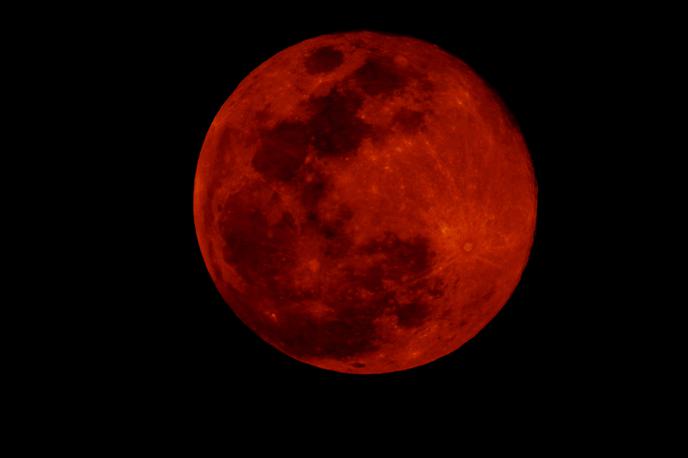 krvava luna | V času faze popolnega Luninega mrka bo Luna zaradi vpliva Zemljine atmosfere obarvana rdečkasto, zaradi česar ponekod po svetu tako rdečo Luno imenujejo tudi krvava luna. | Foto Shutterstock