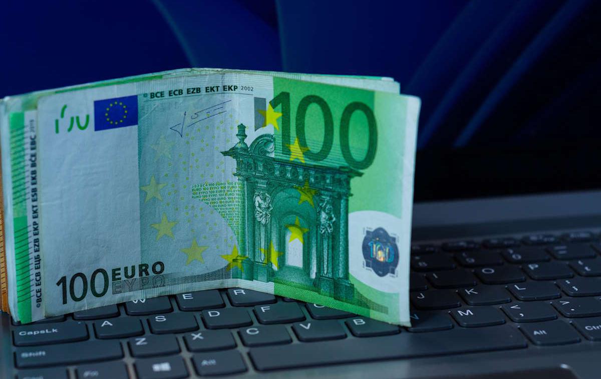 Podražitev, evri, računalnik | Krivdo za enormno podražitev pomnilnika RAM so mnogi pripisali apetitom umetnointeligenčne industrije. Ta je proizvajalce pomnilnika zasula z naročili za visokozmogljive čipe, ki jih potrebujejo za svoje podatkovne centre. | Foto Shutterstock