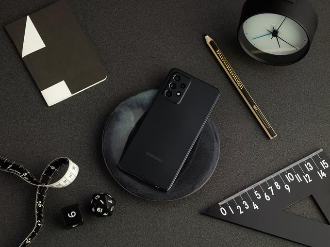 Črna barva je edina, ki je na voljo za vse konfiguracije vseh treh novih pametnih telefonov serije Samsung Galaxy A. | Foto: Samsung