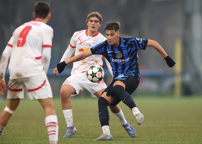 Na tekmi mladinske lige prvakov so se na srečanju med Interjem in Leipzigom na isti fotografiji znašli Luka Topalović (Inter), Robert Ramšak in Noah Weissbach (oba Leipzig). | Foto: Guliverimage