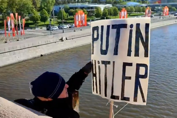 Incident v Moskvi: Razglasil "Putin je Hitler" in skočil v globino #video