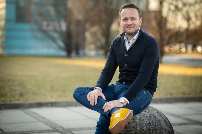 Sebastjan Kristovič | "Vedno pravim, da je v življenju moškega samo ena kraljica. In to je dekle oziroma žena, to ne more biti mama. V nasprotnem primeru gre to vedno na škodo partnerskega odnosa. Ne moreta biti kraljici dve in danes je to vse malo pomešano. Pomembno se mi zdi poudariti, da se to začne graditi že na poti iz porodnišnice domov. Ko mama otroka rodi, doji in zanj skrbi, je zagotovo z otrokom v največji meri okupirana, a sčasoma mora začeti gledati tudi v smeri partnerja. In danes je to velik problem in veliko zakonov gre sčasoma zato narazen," pove profesor Kristovič. | Foto Vid Ponikvar