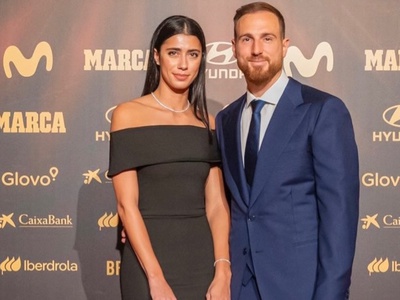 Vsi govorijo o stajlingu partnerke Jana Oblaka: brezčasna eleganca, ki jo boste želeli posnemati