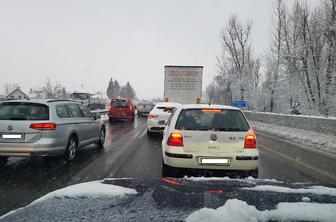 Zaradi zimskih razmer številne težave na cestah