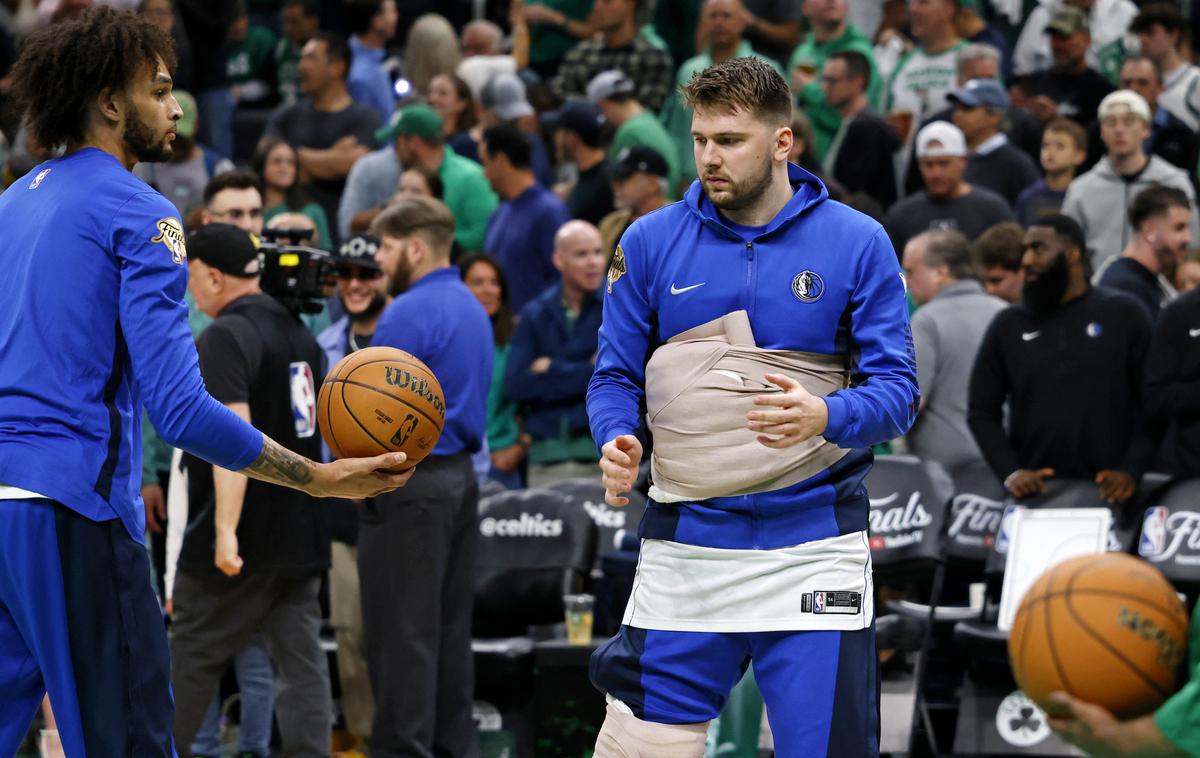 Luka Dončić Dallas Mavericks | Luki Dončiću je na ogrevanju zdravniška služba skušala pomagati z različnimi pripomočki. | Foto Reuters