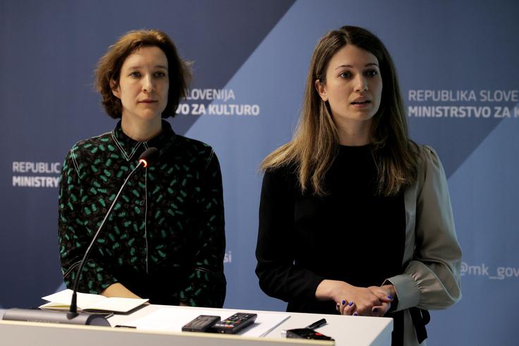 Paviljon v obliki dvonadstropnega baldahina sta zasnovali arhitektki Sara Badovinac in Sara Škarica. | Foto: Daniel Novakovič/STA