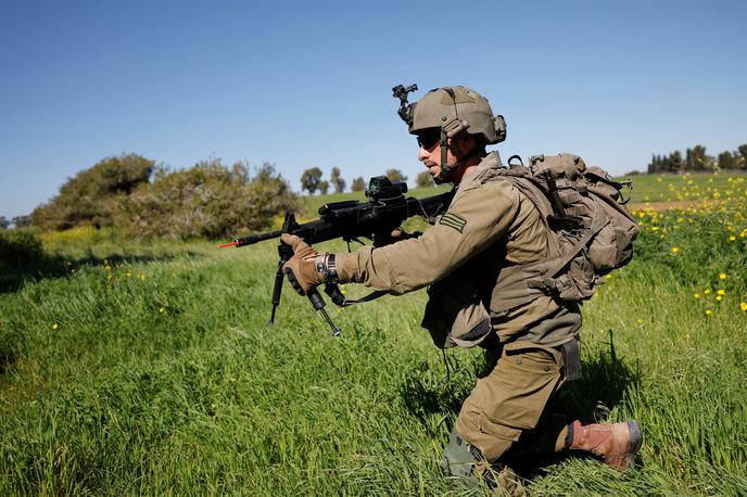 Izraelski vojak, Gaza | Vojak je sodeloval pri izvedbi kaznivih dejanj vojnega hudodelstva naklepnih napadov na civilne objekte in pri izvedbi prisilne premestitve civilistov. | Foto Reuters