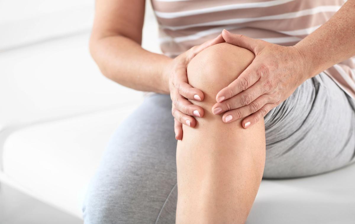 Pokanje v kolenu | Foto Medicofit