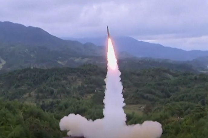 Balistična raketa | Izstrelitev tolikšnega števila raket je višji analitik na Korejskem inštitutu za nacionalno združitev v Seulu Hong Min označil za dejanje brez primere. | Foto Reuters